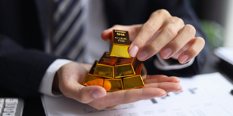 Perbedaan Dinar dan Emas, Mana Yang Ideal Untuk Investasi?