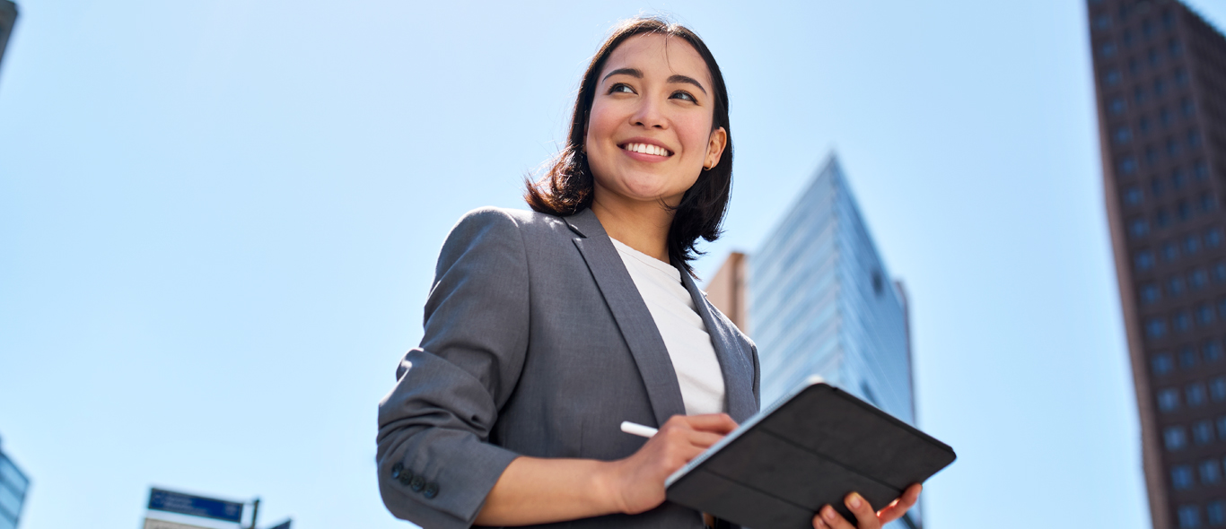 wanita kantor sedang tersenyum