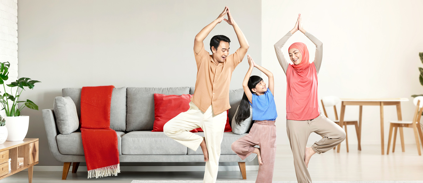 keluarga sedang melakukan yoga