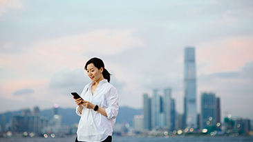 Wanita sedang cek aplikasi PULSE lewat handphone