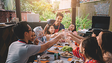 Teman-teman sedang berkumpul dan makan bersama