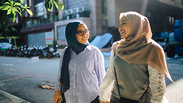 Dua wanita sedang berjalan