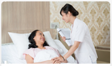 serang perawat sedang memeriksa pasien