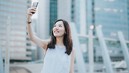 Wanita sedang selfie