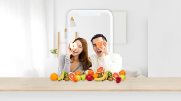 Pasangan sedang makan buah-buahan
