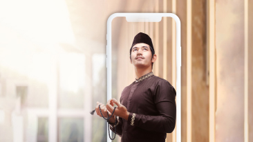Pria sedang sholat