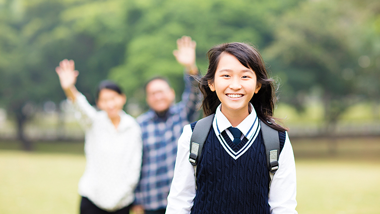 Orang tua mengantarkan anaknya pergi sekolah