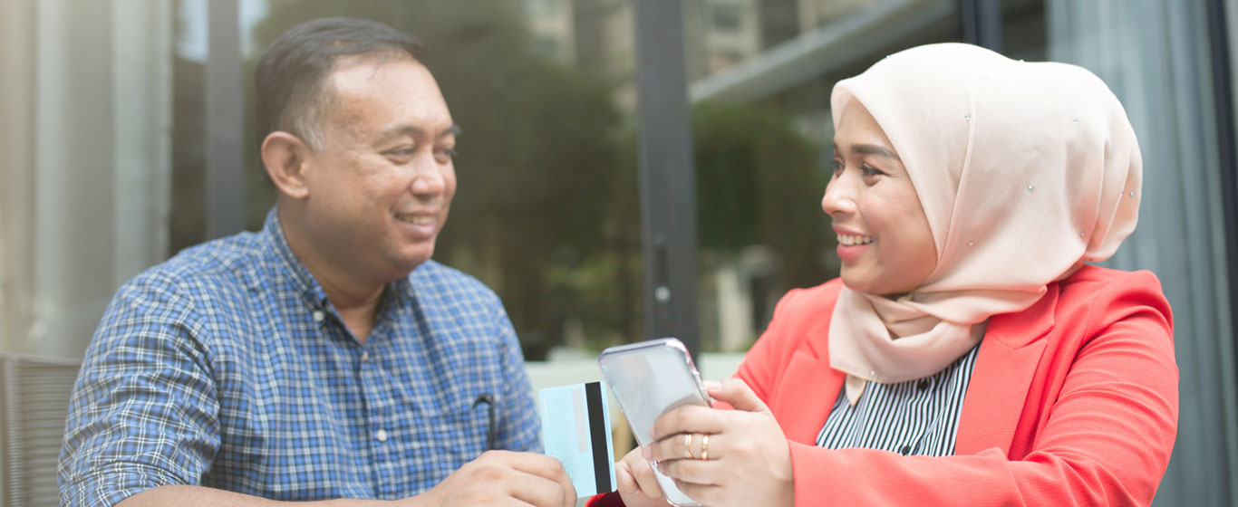 seorang agen sedang menjelaskan manfaat asuransi