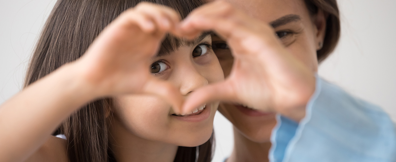 dua anak sedang membuat tangan berbentuk cinta