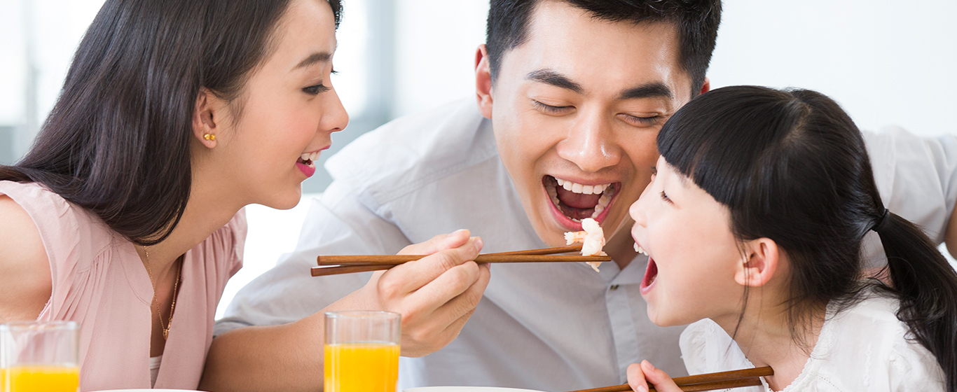 Keluarga sedang makan bersama