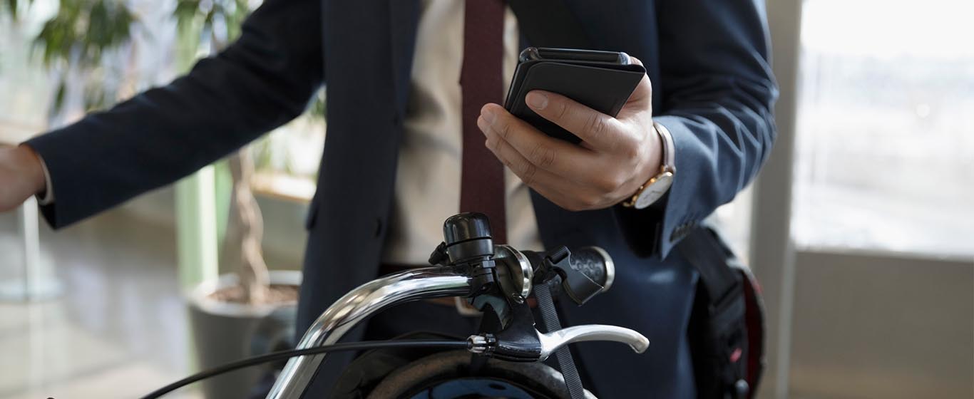 Pria memegang motor dan handphone