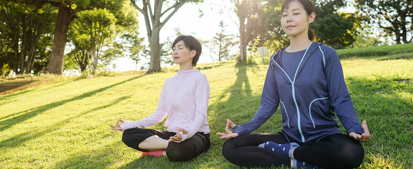 dua wanita sedang yoga