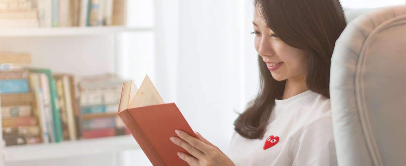 wanita sedang membaca