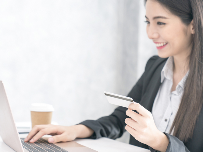 Seorang wanita sedang membuka laptop