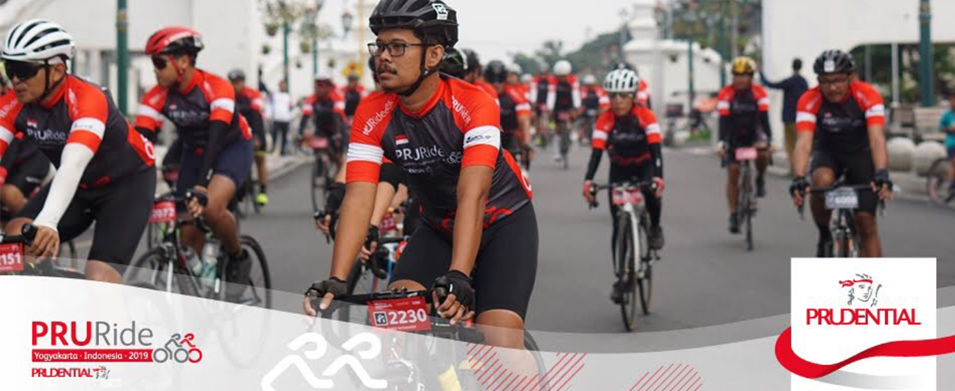 sekumpulan pria mengendarai sepeda