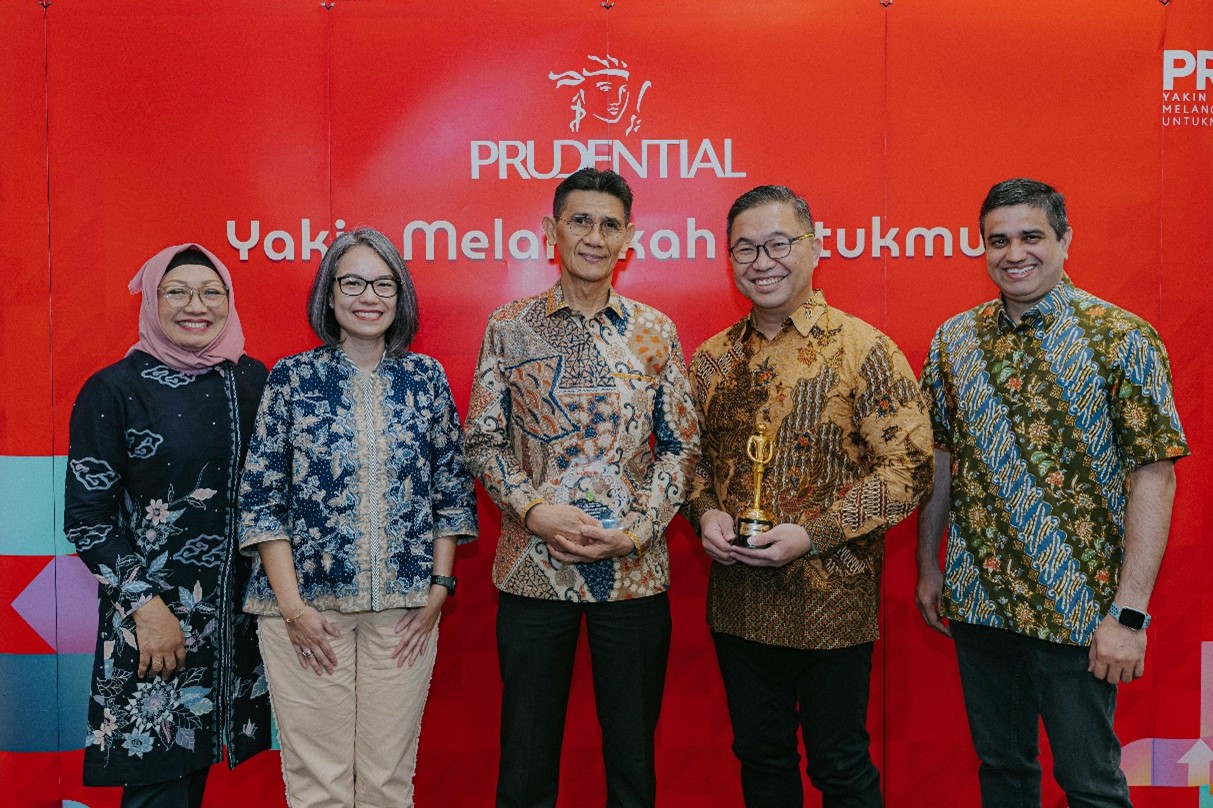 Foto bersama prudential di acara donor darah