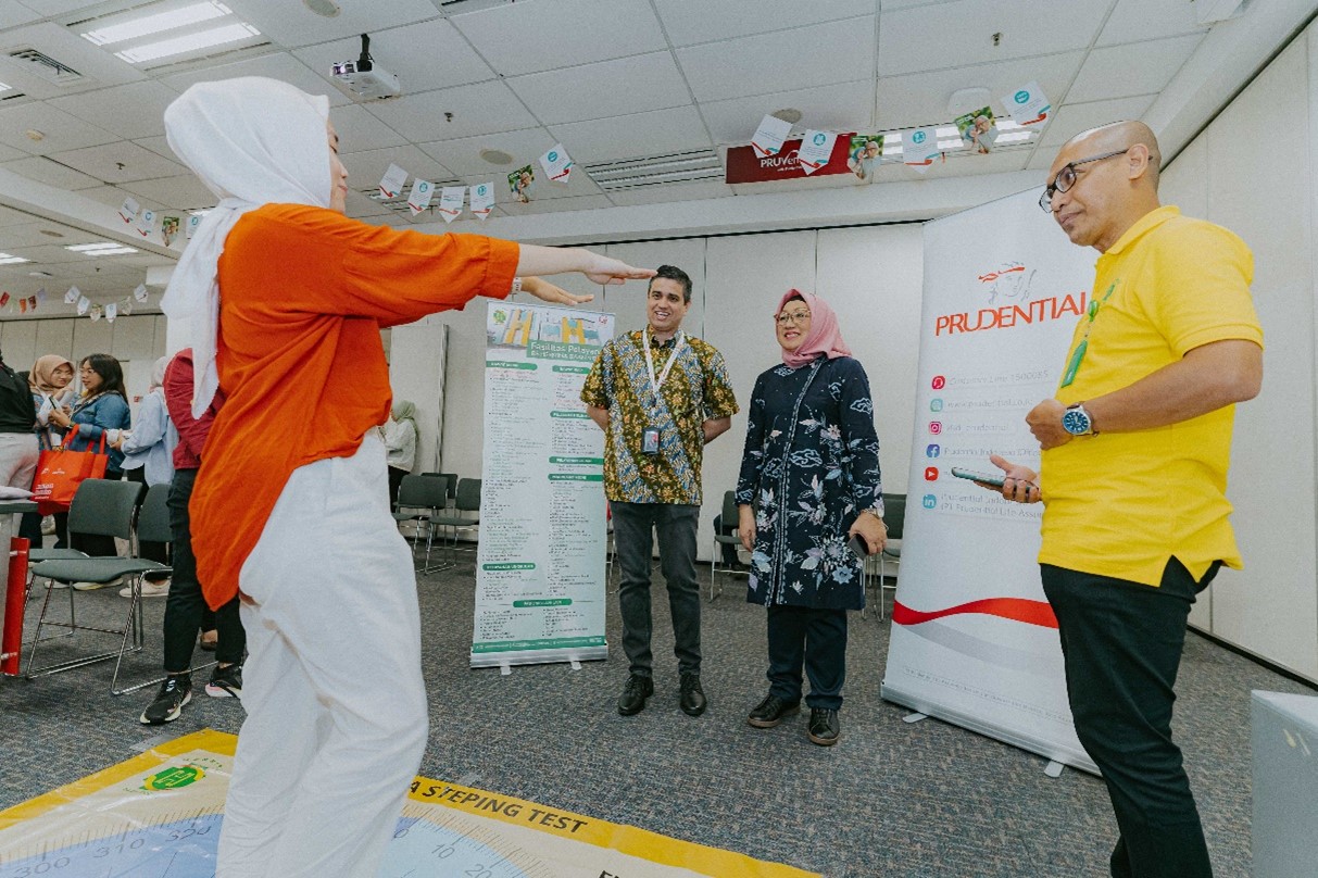 Wanita sedang melakukan mini check-up