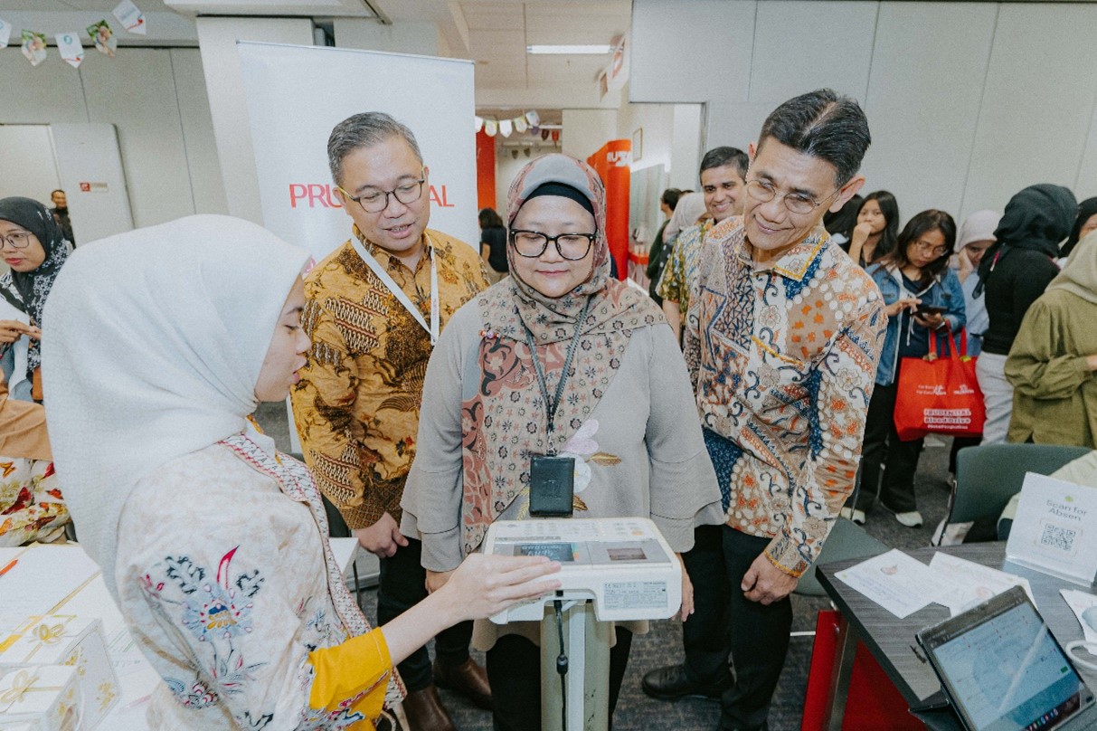 wanita sedang melakukan Body Mass Index