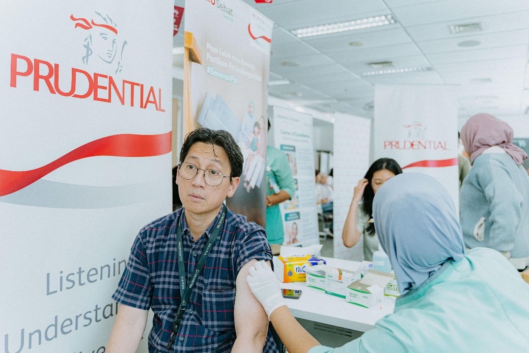Lelaki sedang vaksinasi