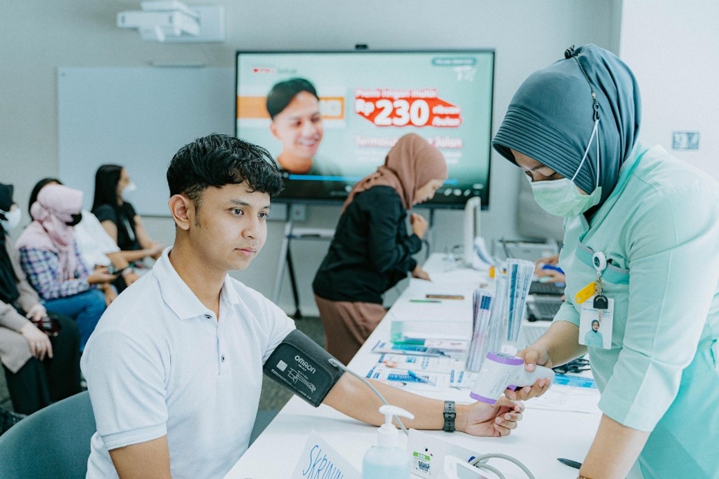 Lelaki sedang mengukur tensi