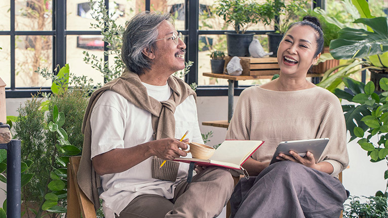 Kakek dan Nenek sedang berbincang