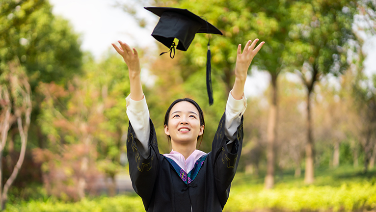 Anak perempuan diwisuda