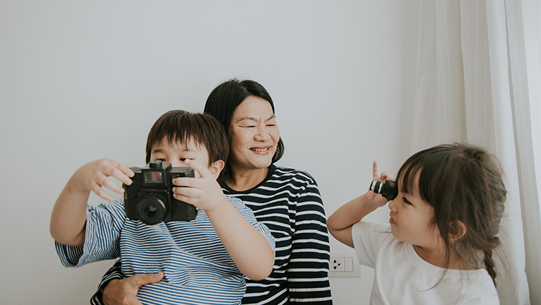 Ibu dan anak sedang bermain kamera