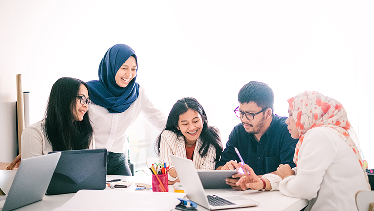 Karyawan sedang berdiskusi di kantor