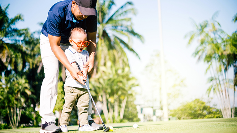 Bapak dan anak bermain golf