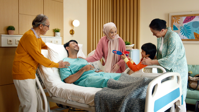 Seorang sahabat menghibur temannya di rumah sakit