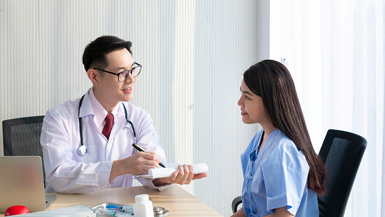 Pasien berkonsultasi ke dokter