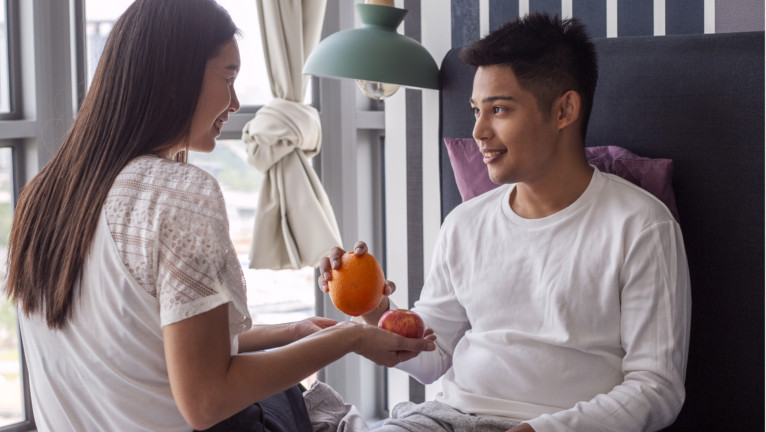 Istri merawat suaminya yang sedang sakit di rumah sakit