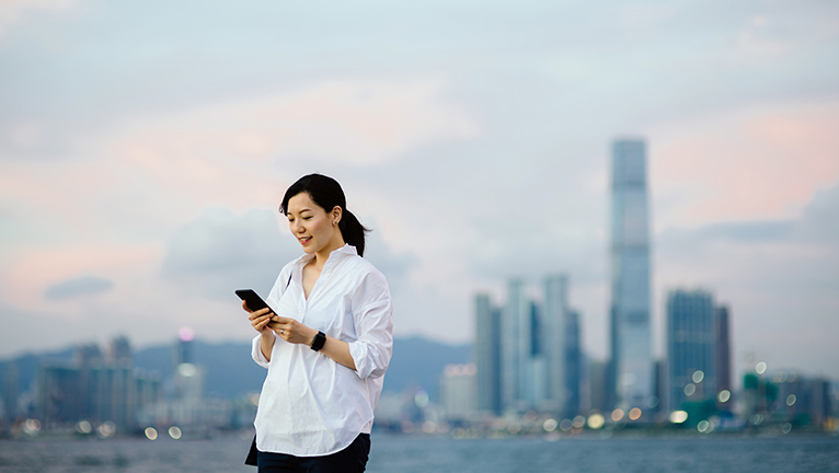 Peremupuan bermain handphone