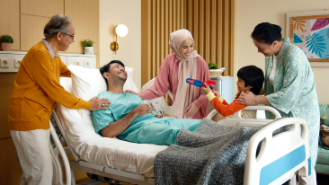 Seorang sahabat menghibur temannya di rumah sakit