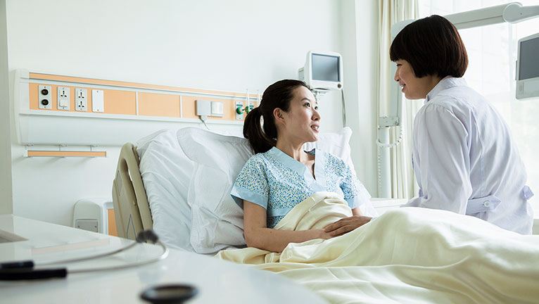 Wanita sedang dalam perawatan dokter