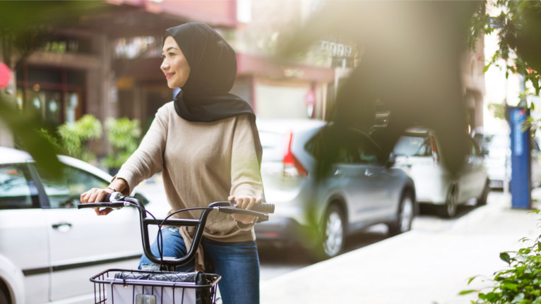 seorang wanita sedang bersepeda