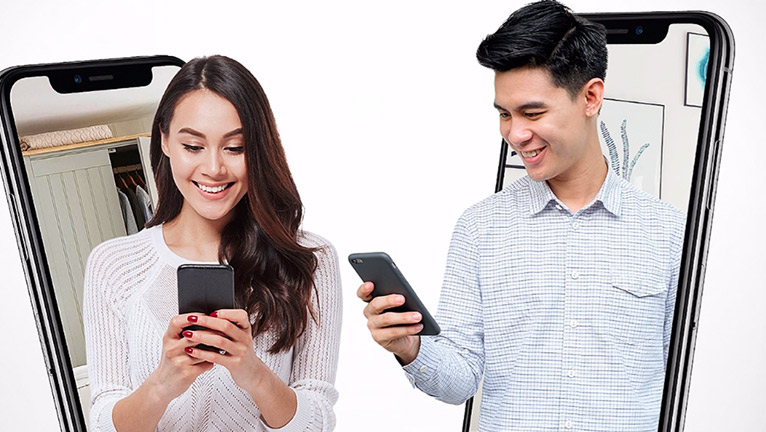 Pria dan wanita mencari informasi asuransii