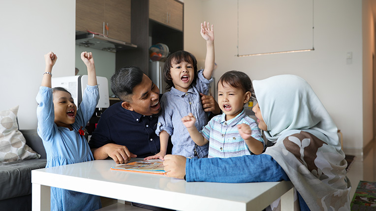keluarga sedang bersenang-senang di rumah baru