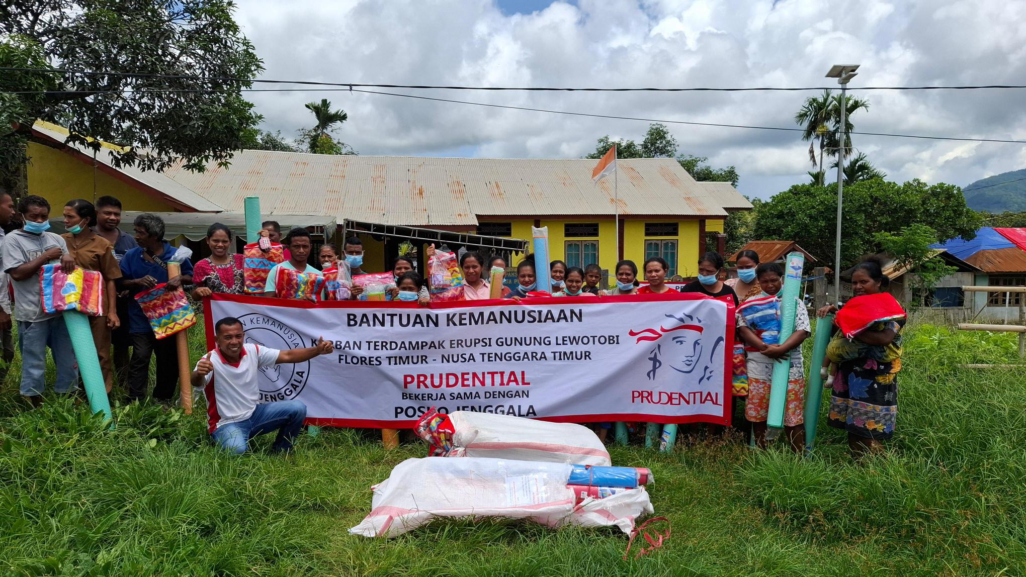 Prudential Indonesia Bantu Korban Terdampak Erupsi Gunung Lewotobi Laki-Laki