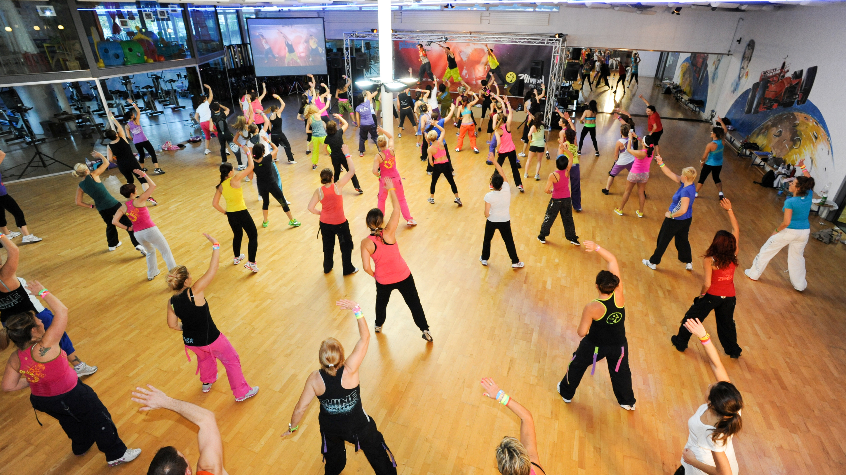 Sekelompok orang sedang mengikuti kelas zumba