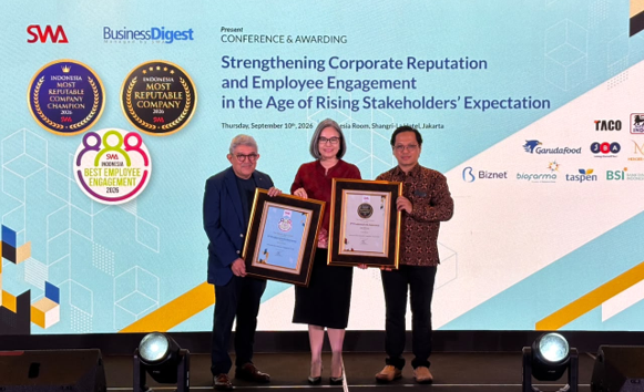 Three professionals stand on a stage holding framed awards during a corporate conference and awarding event. The backdrop reads “Strengthening Corporate Reputation and Employee Engagement in the Age of Rising Stakeholders’ Expectation.” Additional text on the screen includes “Thursday, September 30th, 2021” and “SWA Best Employee Engagement 2021.” Colorful circular badges and multiple company names and icons appear on the background screen. Stage lighting and a large digital display create a formal, celebratory atmosphere.
